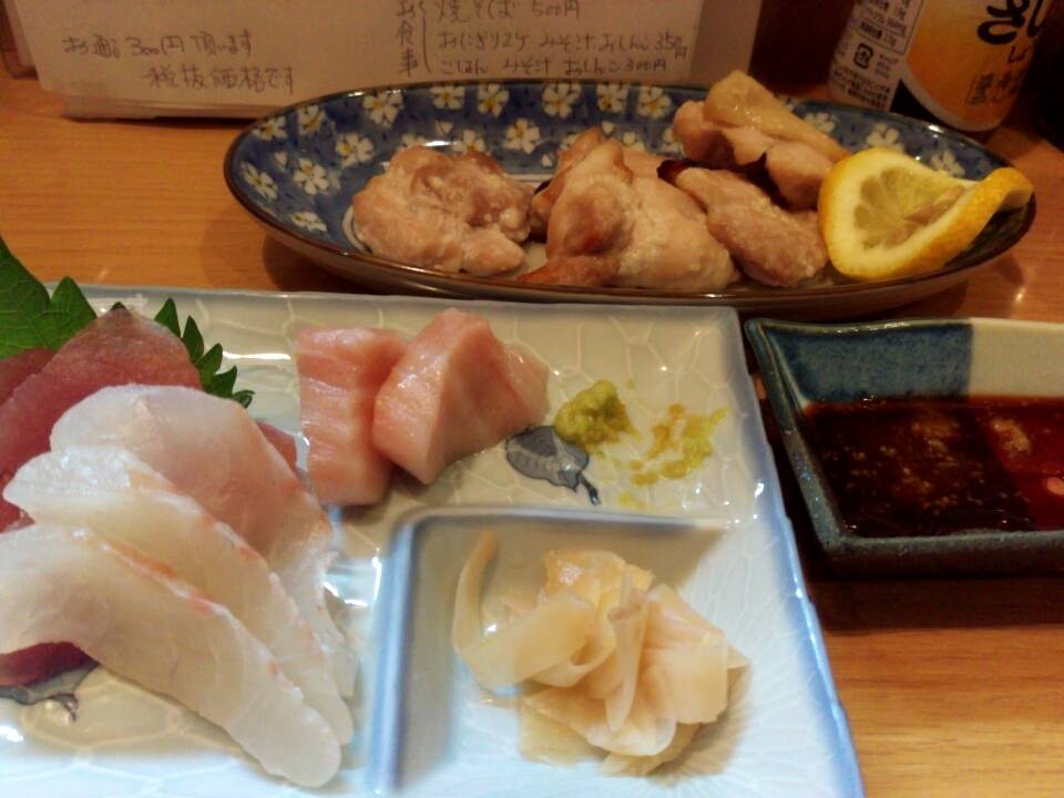 刺身３点盛り￥６００－、トリもも塩こうじ焼￥５００－