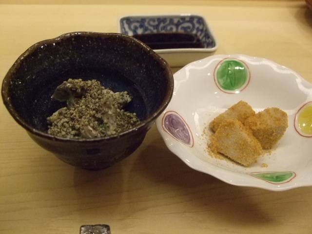 右：海老芋をからすみであえたもの。左：カブまいたけと大黒しめじ、きゅうりときのみの白酢あえ。