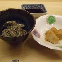 右：海老芋をからすみであえたもの。左：カ…