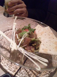 マグロとアボカドのサラダクラッカー添え