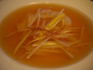 フカヒレの姿入り上湯スープ