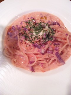 紫芋とトマトのクリームパスタ