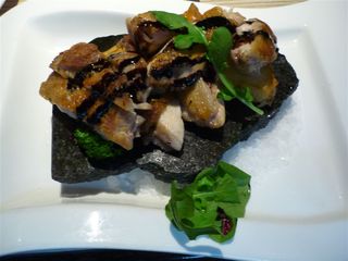 若鶏と長期熟成ジャガイモの大理石焼きバルサミコソース