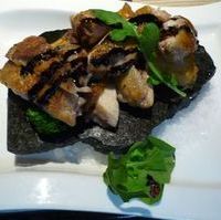 若鶏と長期熟成ジャガイモの大理石焼きバル…