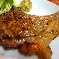 骨付き仔羊ロースの炭焼