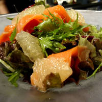 スモークサーモンとグレープフルーツの爽や…