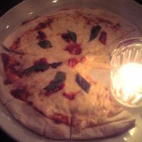 トマトとバジルとモッツァレラチーズのピザ