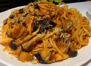 スモークサーモンと茄子のトマトソースパスタ