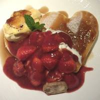 フレッシュ苺と焦がしブリュレのパンケーキ