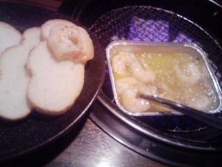 小エビのアヒージョ　バケット添え