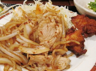 ランチメニューしょうが焼きとから揚げ定食