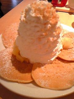 パイナップルホイップクリームとマカダミアのパンケーキ