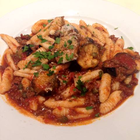 揚げナスとラグーソースのカヴァテッリ