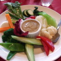 野菜を熱々のソースで食べるバーニアカウダ