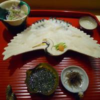 天然ふぐの刺身と皮のサラダ仕立て