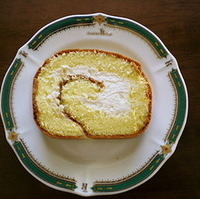 ハチミツロールケーキ