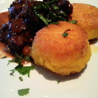 牛バラ煮込みとクリームコロッケ