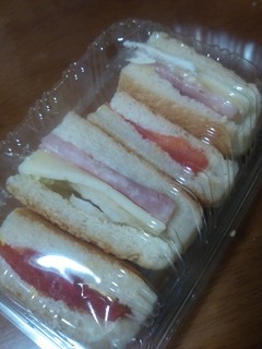 平焼きパンのハムタマゴサンド