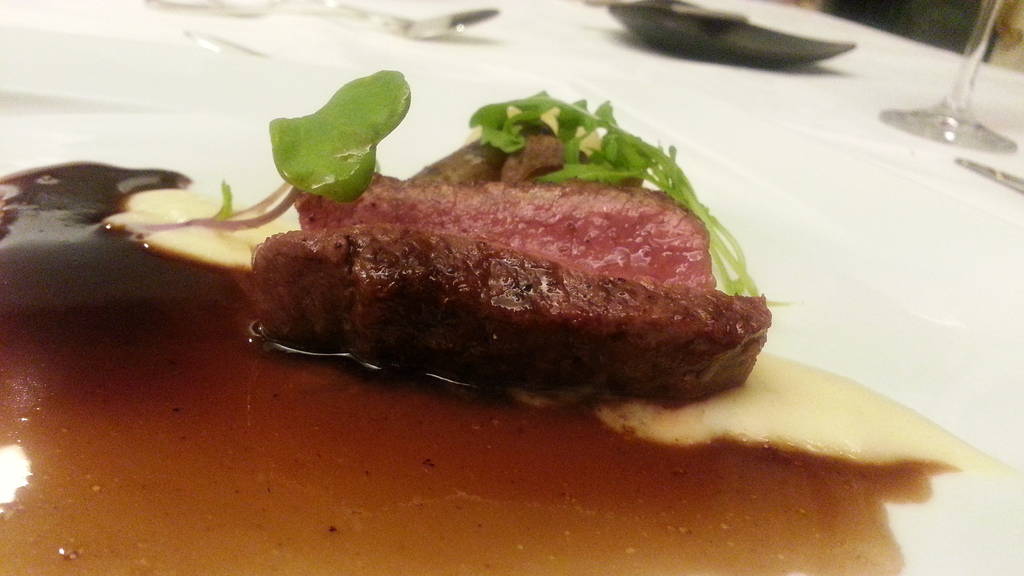 熊本産、赤牛ロース肉の炭火焼