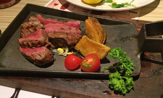牛タンのアヒージョ