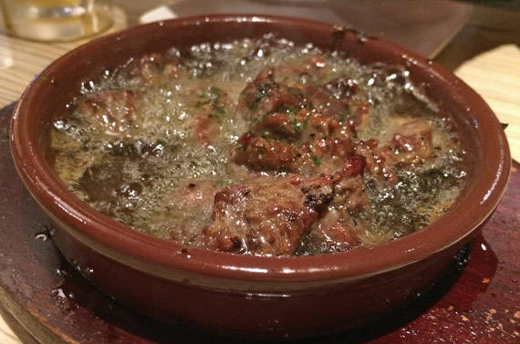 牛タンのアヒージョ