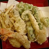 春野菜の天ぷらです。エビ天ぷら、筍の天ぷ…