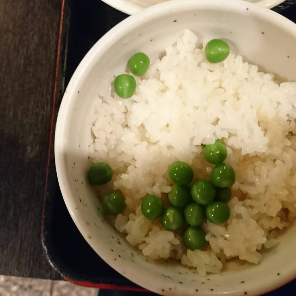 いけまさ亭の４月度のお昼ご飯定食の、エンドウ豆ご飯です。