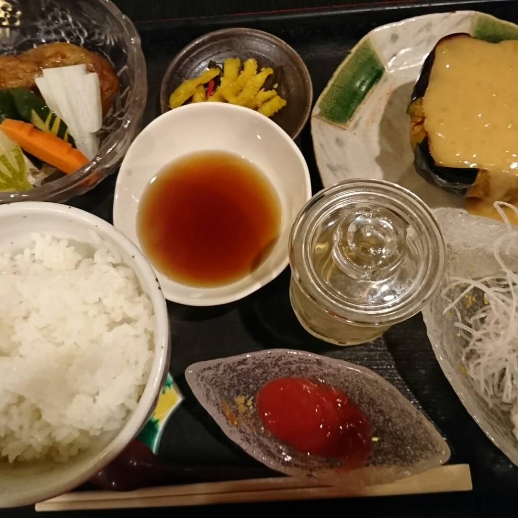 いけまさ亭の、８月度のお昼ご飯定食の全体写真です。