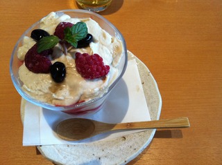 たまごカステラと黒糖生クリームのパフェ