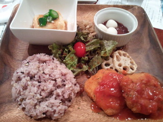 ハーブチキンカツトマトソースがけランチ