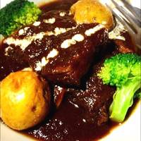 牛ばら肉の赤ワイン煮込み