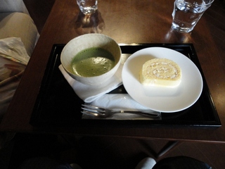 ロールケーキとお抹茶