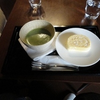 ロールケーキとお抹茶