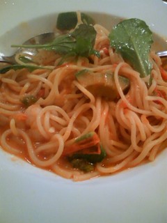 エビとアボカドのパスタ