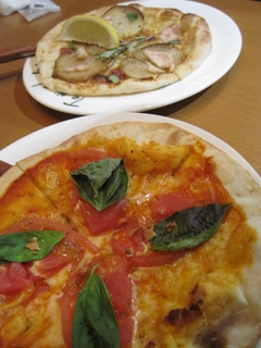 新鮮なトマトとバジル