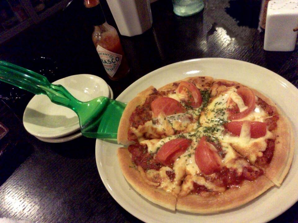 自家製トマトソースのピザ