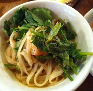 パクチー大盛りトムヤムラーメン