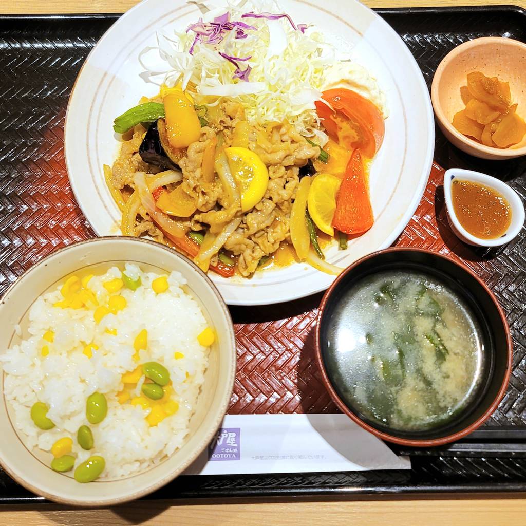 夏野菜と豚のレモン塩麹炒めと枝豆もろこしご飯