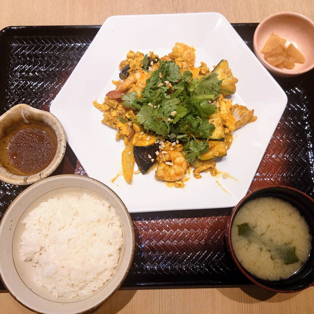 夏野菜と海鮮のトムヤム玉子炒め定食