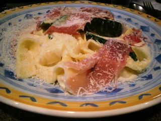 ズッキーニと生ハムのクリームソース