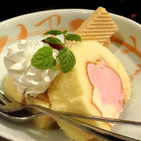 苺のアイスロールケーキ