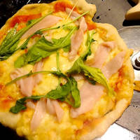 鶏の生ハムとルッコラのピザ