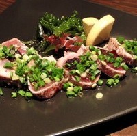 マグロのタタキにんにくシークヮーサー醤油