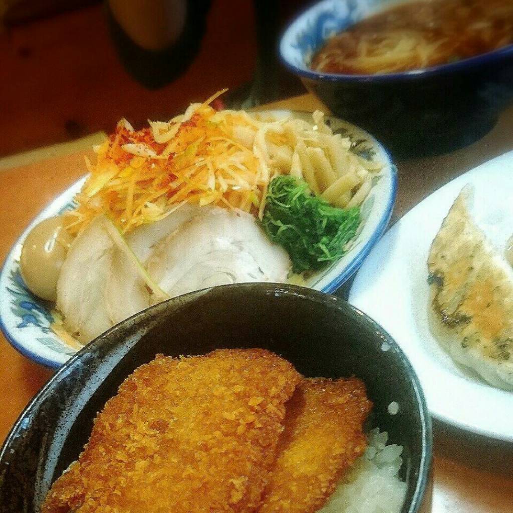 担々麺つけ麺と　タレカツ丼と　餃子