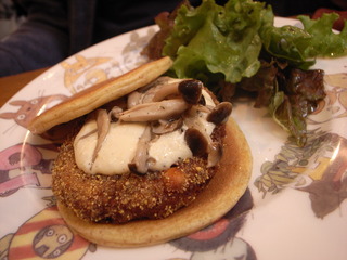 雑穀コロッケのパンケーキサンド