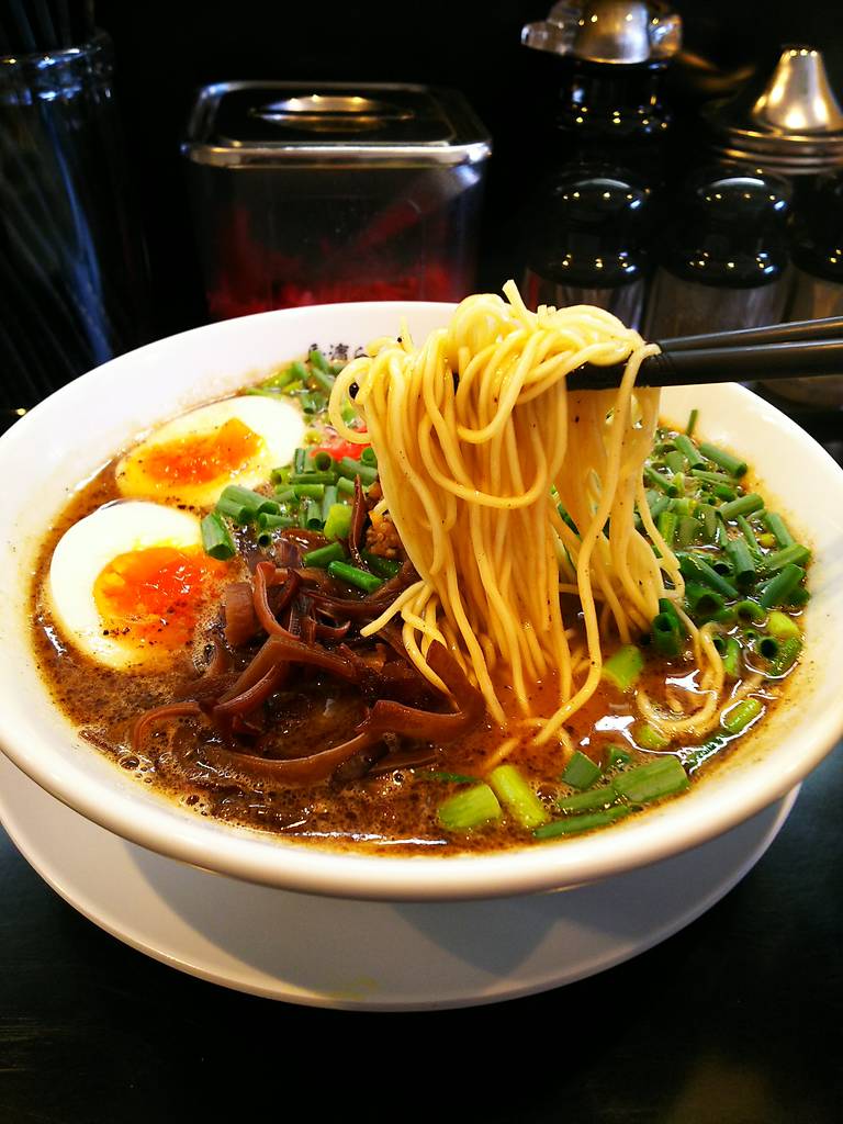 豚骨黒豚骨ラーメン　味玉トッピング