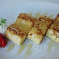 フレンチトースト、パプリカベーコンのトマ…