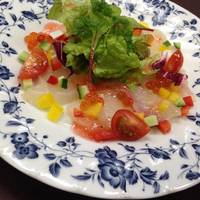 真鯛とイクラのカルパッチョ　サラダ仕立て