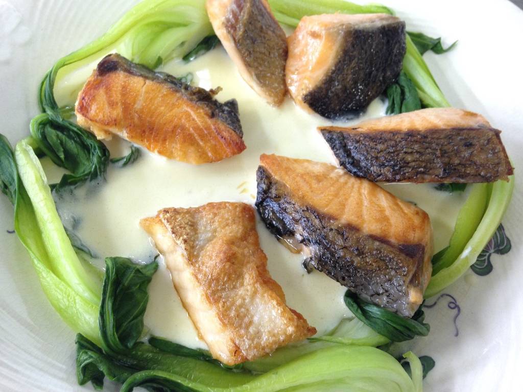 青梗菜とノルウェーサーモンの白ワインソース