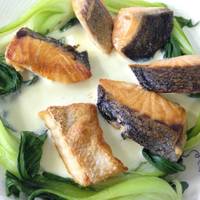 青梗菜とノルウェーサーモンの白ワインソース